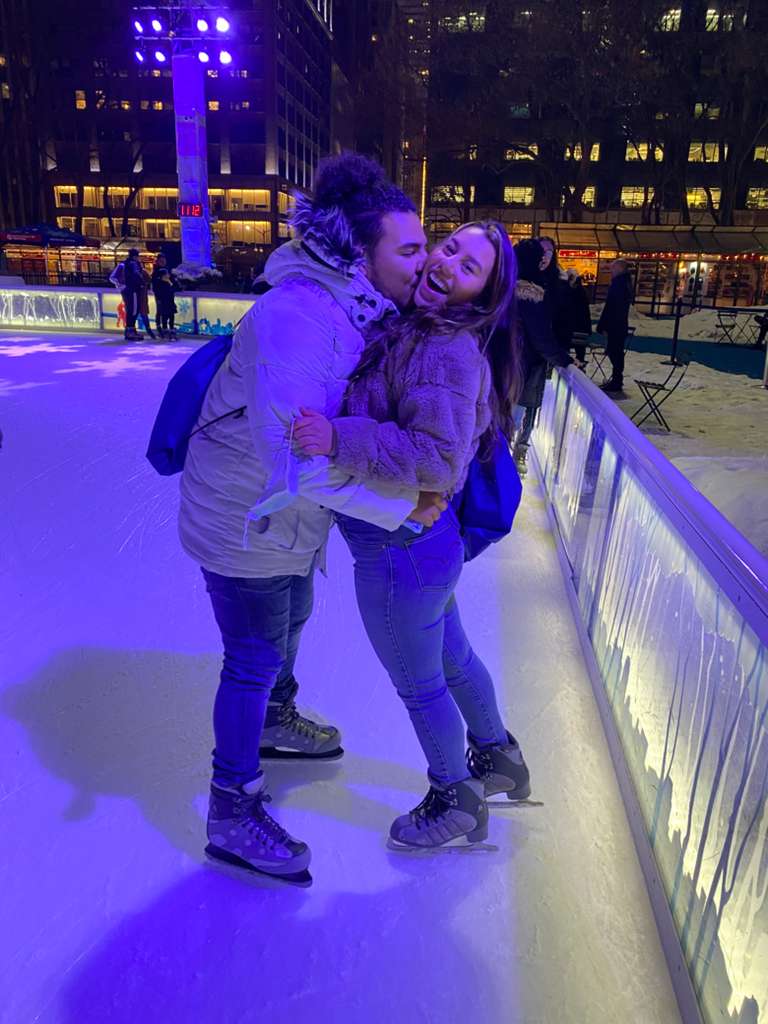 Casal abraçado